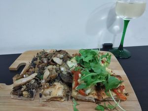 pizza champignons
pizza tomate, artichaut, roquette
vin blanc vegan at Pizz'arome in Strasbourg