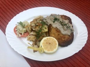 Veganes Schnitzel mit Champignons und Bratkartoffeln  at Meson Aleman Atlantis in Gran Canaria