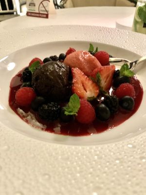 Glace fraise 🍓 & chocolat vegan  at Mater Terrae in Rome