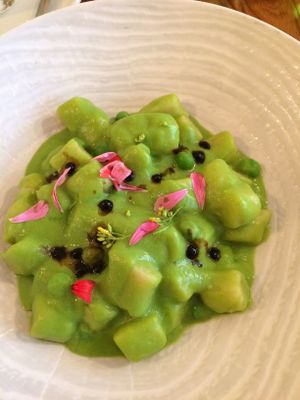 Gnocchis maison avec sauce de pois et perles de sauce balsamique.

Handmade gnocchis with pea sauce and balsamic pearls. at Sense Eat in Paris