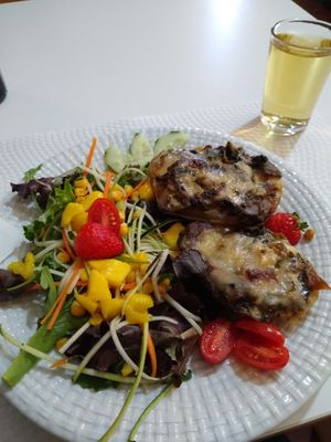 Plate of the day (€5) at Veganeats Caffe in Lisbon