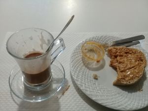 Meu pedido foi, Pão com manteiga de amendoim e Chocolate quente.

Pontos Negativos:

Pão um pouco duro, velhecido
Parece pão da padaria comprado 

A manteiga de amendoim parece  at Veganeats Caffe in Lisbon
