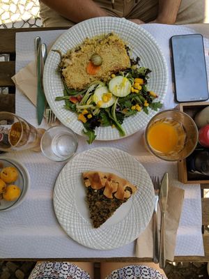 Prato do dia e fatia de quiche at Veganeats Caffe in Lisbon