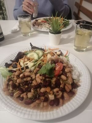 Feijoada com tofu - prato mini at Veganeats Caffe in Lisbon