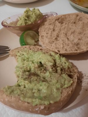 Bread w. Avocado & Lime at Veganeats Caffe in Lisbon