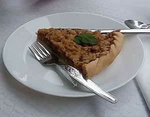 delicious fruit tarte at Veganeats Caffe in Lisbon