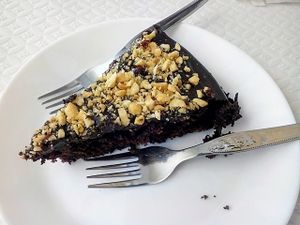 chocolate cake at Veganeats Caffe in Lisbon