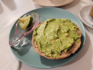 Brötchen mit Avocado und Limette at Veganeats Caffe in Lisbon