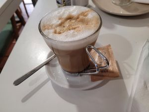 Kaffee mit Mandelmilch at Veganeats Caffe in Lisbon