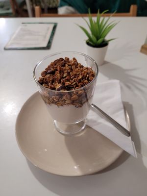 Soja-Joghurt mit selbstgemachten Cerealien. at Veganeats Caffe in Lisbon