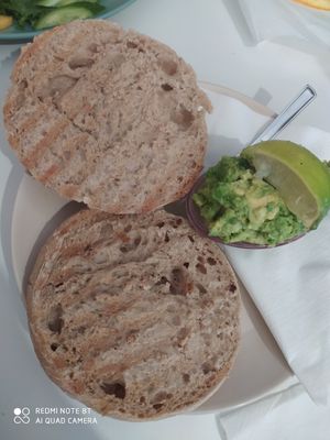 Avocado bread with lime at Veganeats Caffe in Lisbon