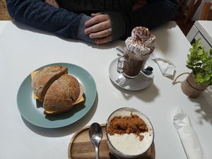 Mocca + Galão de Biscoff at Veganeats Caffe in Lisbon