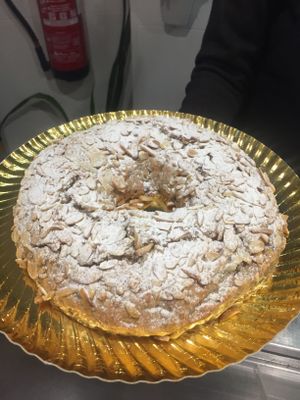 Cake at Veganeats Caffe in Lisbon