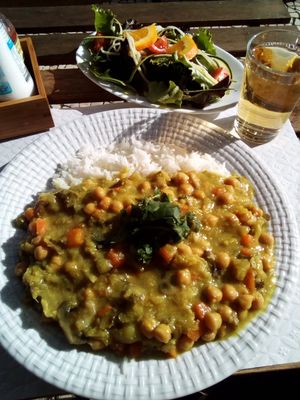Chickpeas and veggies curry with salad. Sweet caramel and vanilla tea at Veganeats Caffe in Lisbon