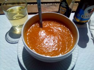 Spinach soup with herbs at Veganeats Caffe in Lisbon