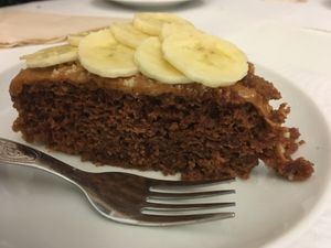 Cinnamon and peanut butter cake with banana on top at Veganeats Caffe in Lisbon
