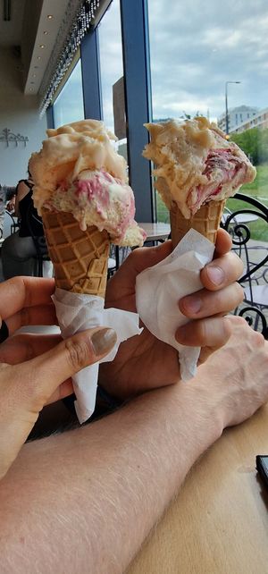 Po prawej: vegan bananowe - górna kulka 🍨 at Lodziarnia Ulica Basniowa in Warsaw