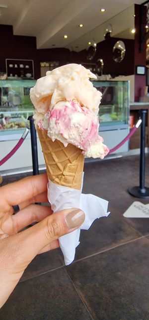 Lody wegańskie ❤️ - kulka melon & kulka vanilia z ¿porzeczką? at Lodziarnia Ulica Basniowa in Warsaw