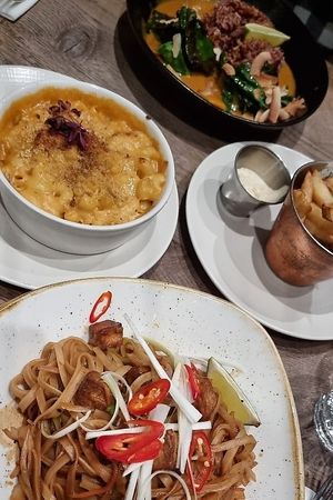Pumpkin and turmeric curry with red rice and sprouted greens in a coconut broth + Truffle Mac&Cheese + Pad Thai rice noodles with roasted tofu & rainbow vegetables at Farmacy in West London