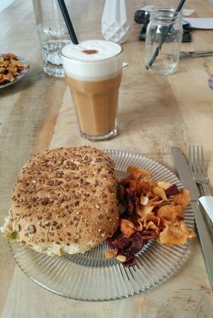 Burger et café au lait véganes at Oatmeal in Paris