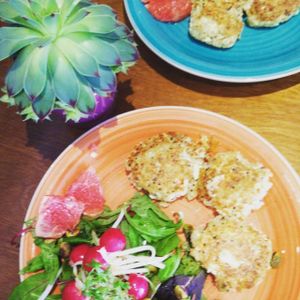 Quinoaburgertjes met agrum slaatje #radijs #rodepompelmoes #soja #quinoa #feta #bloemkool —  at Funky Jungle in Mechelen