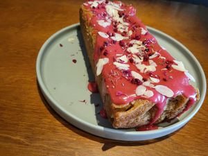 Raspberry cake with vegan white chocolate at Funky Jungle in Mechelen