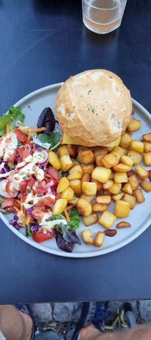 burger + potato cubes at Funky Jungle in Mechelen
