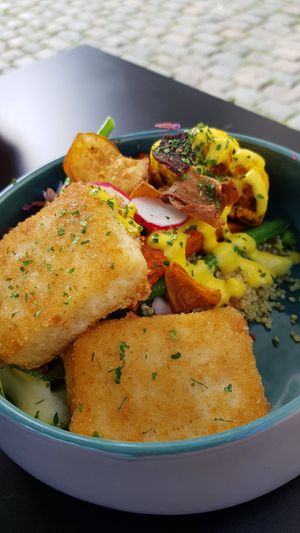 Vegan kaaskroketjes met een slaatje at Funky Jungle in Mechelen