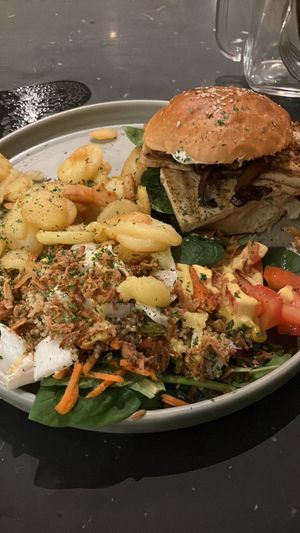 Tofu halloumi burger met ovenpatatjes   at Funky Jungle in Mechelen