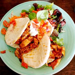 Jackfruit gyros in een pitabroodje met vegan tzatsiki at Funky Jungle in Mechelen