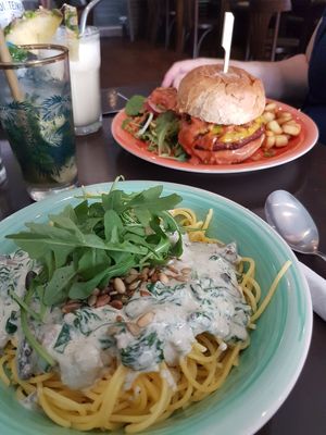 Pasta spinach and cheese/bean burger with cheddar and BBQ saus at Funky Jungle in Mechelen