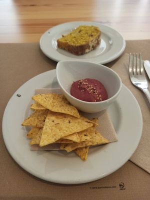 Beetroot hummus with nachos at Clorofil-la in Mahon