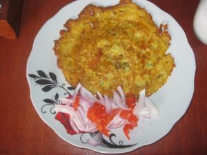 Tortilla de maíz y vegetales con salsa criolla. at Pukasoncco arte y Restaurant in Paracas