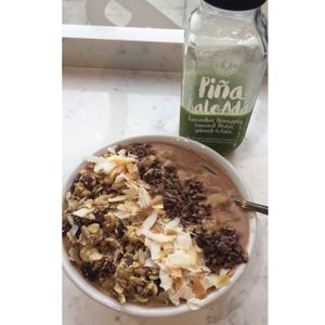 Choclate smoothie bowl and green juice at Juice Warrior in Edinburgh