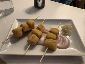 Brochetas de queso vegano at Nomit in Valencia