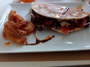 Seitan pita with tempura onion rings at Nomit in Valencia