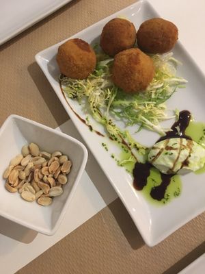4 croquettes (2 cheddar and 2 vegetable) with an amazing creamy sauce for 6.50 euros. June 2018 at Nomit in Valencia