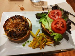 Hamburguesa de soja con aceitunas y tomatitos at Nomit in Valencia