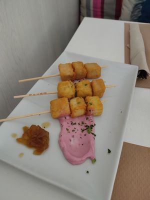 Brochetas de queso at Nomit in Valencia