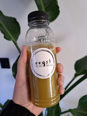 Detox juice (al een paar slokken eruit genomen) at Oogst in Alkmaar