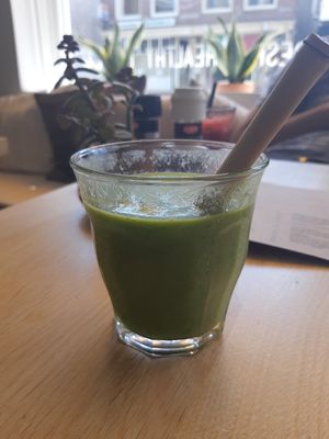 Great tropical smoothie with bamboo straw at Oogst in Alkmaar