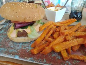 Hamburguesa Macfly con filete de heura y batata at La Huella Vegana in Rivas-vaciamadrid
