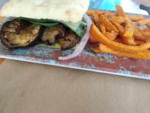 Sandwich terranova de berenjena, pesto, queso vegano y hojas y cebolla con batata at La Huella Vegana in Rivas-vaciamadrid