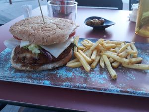 Burger and free tapa at La Huella Vegana in Rivas-vaciamadrid