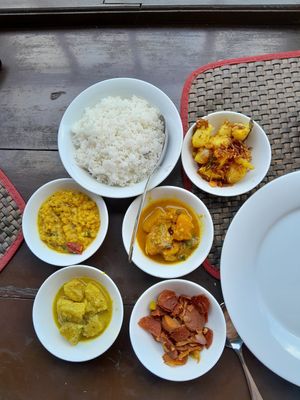 Five curries at Jade Green Tea Centre & Restaurant in Ella