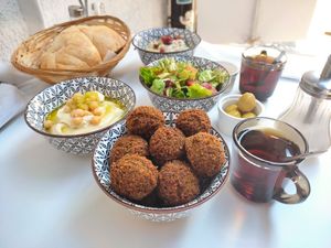 Menú compartido para dos (pan, té, falafel, humus, babaganoush, aceitunas y ensalada) at Falafel in Sarajevo