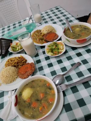 Súper rico y delicioso y el local muy limpio y aseado. Me encantó la barra de ensaladas. at Punto Verde in Cali