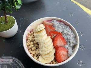 Smoothie bowl - outdoor seating  at The Juice Parlor in North Hollywood