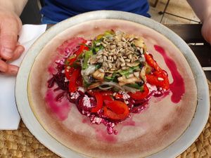 Betterave, oignon blanc, poivron et champignons at Naturabsolu in Villeneuve-les-avignon