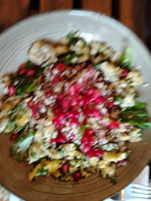 Tabulé di miglio e cavolfiore con melograno, valeriana e semi di lino (la foto purtroppo è sfocata) at Naturabsolu in Villeneuve-les-avignon